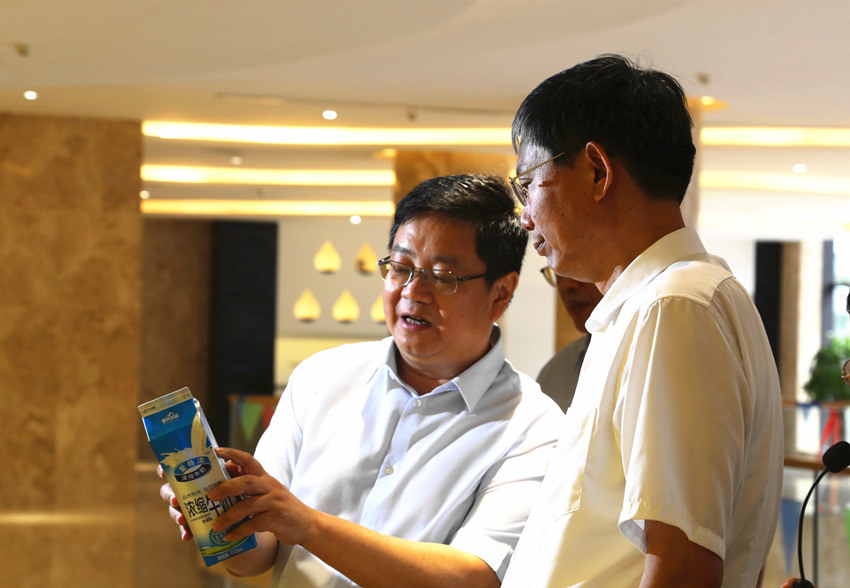 廣西壯族自治區(qū)人民政府副主席、黨組成員費志榮蒞臨皇氏集團參觀調(diào)研