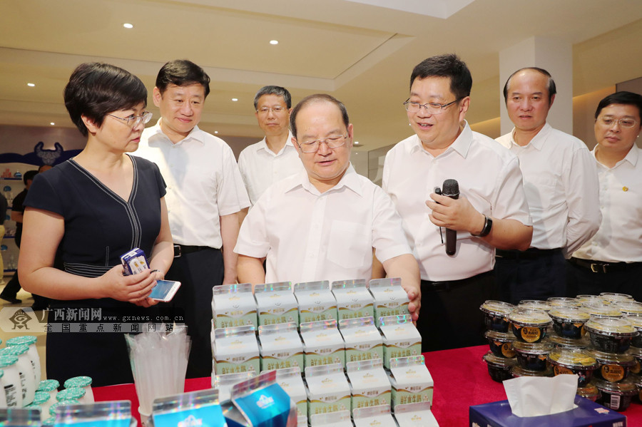 自治區(qū)黨委書記、自治區(qū)人大常委會主任鹿心社率全區(qū)年中工作會議代表蒞臨皇氏集團觀摩考察
