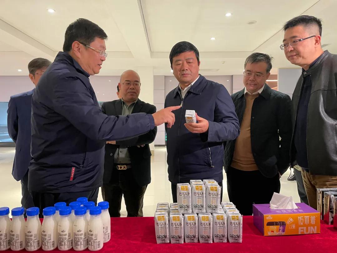 廣西壯族自治區(qū)副主席、黨組成員方春明率調(diào)研組一行蒞臨皇氏集團開展水牛奶產(chǎn)業(yè)深入調(diào)研