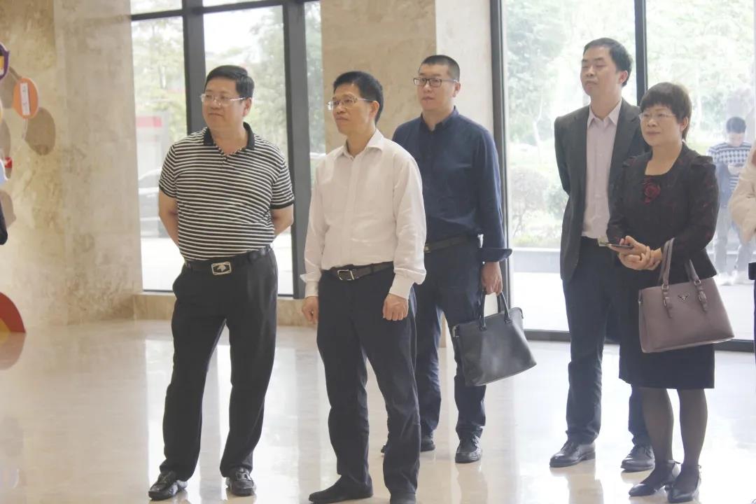 校企合作譜新篇，互利共贏謀發(fā)展 | 廣西大學(xué)寧旭初總會(huì)計(jì)師一行蒞臨皇氏集團(tuán)交流指導(dǎo)