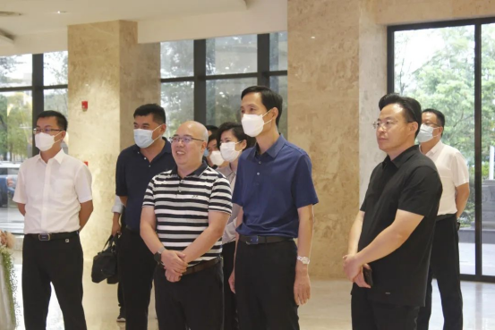 菏澤市委副書記、市長張倫一行領(lǐng)導(dǎo)蒞臨皇氏集團(tuán)參觀交流