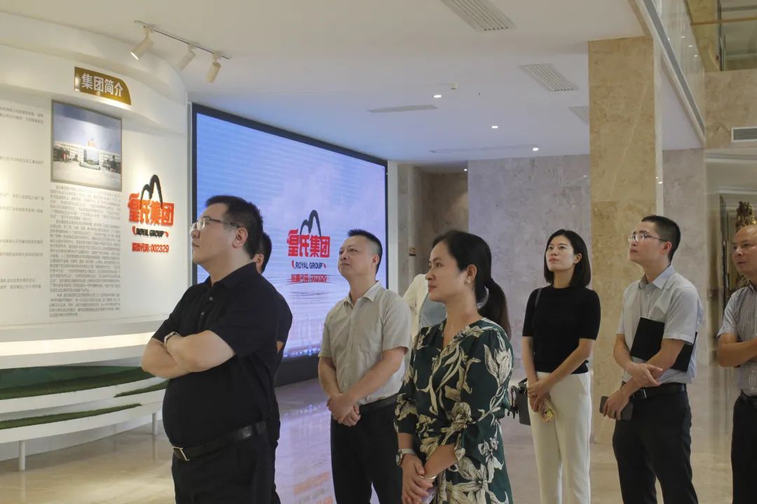 南寧金融集團(tuán)黨委書記、董事長關(guān)俊一行蒞臨皇氏集團(tuán)參觀交流