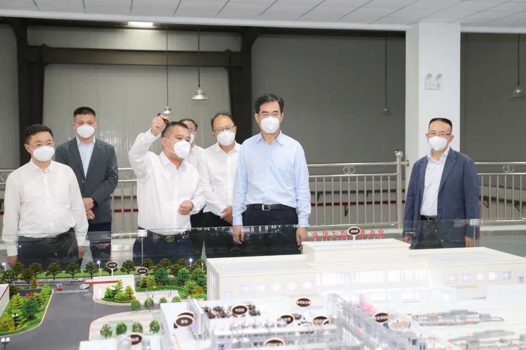 貴州省委副書記、省長李炳軍到皇氏集團遵義乳業(yè)有限公司調(diào)研