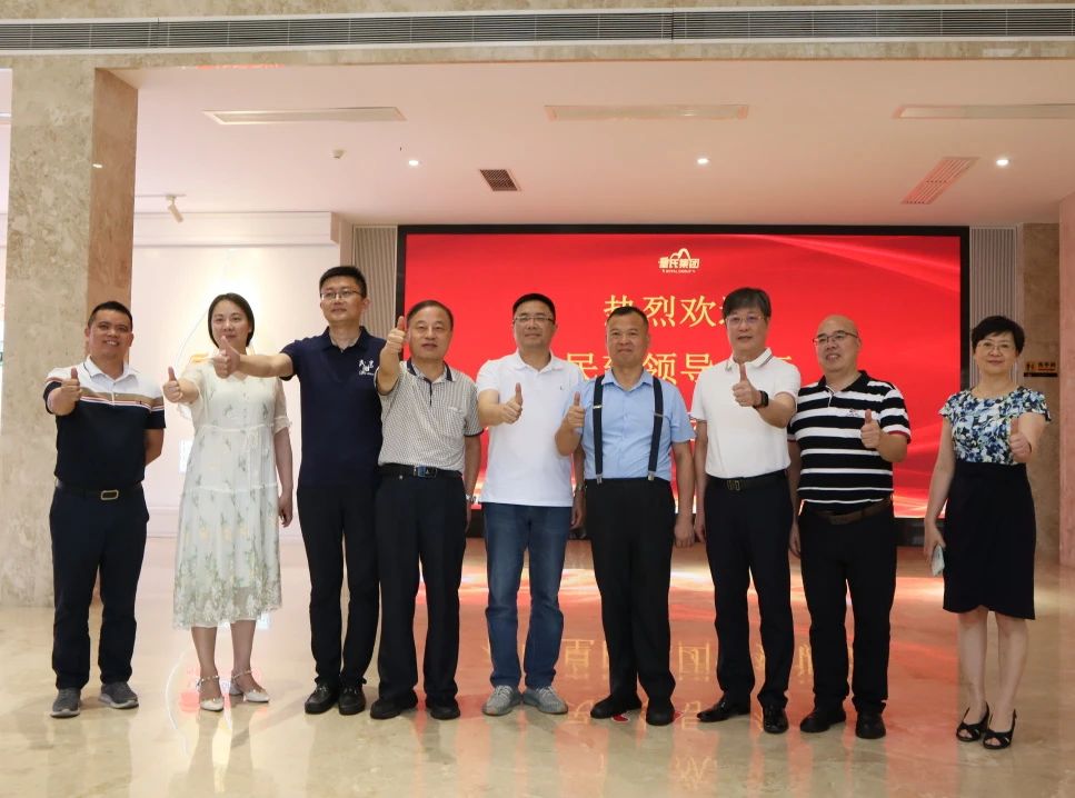 2023年7月13日，民建廣東省委會副主委、省政協(xié)常委陳偉東一行蒞臨皇氏集團調(diào)研交流