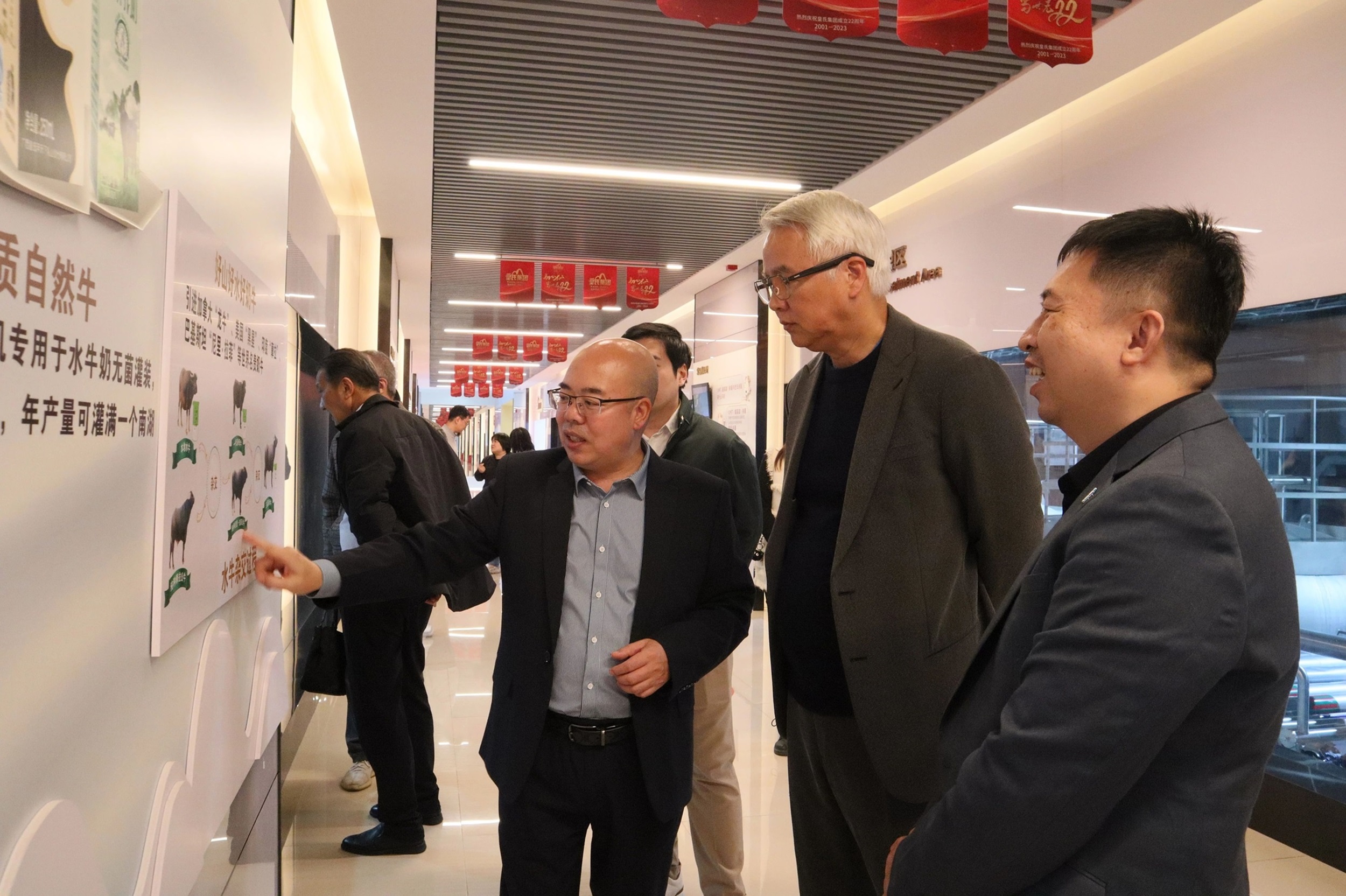 上海達(dá)爾威公司董事長林瑞陽、G70環(huán)球家族辦公室中國區(qū)首席執(zhí)行官史贊侖一行到訪皇氏集團(tuán)考察調(diào)研