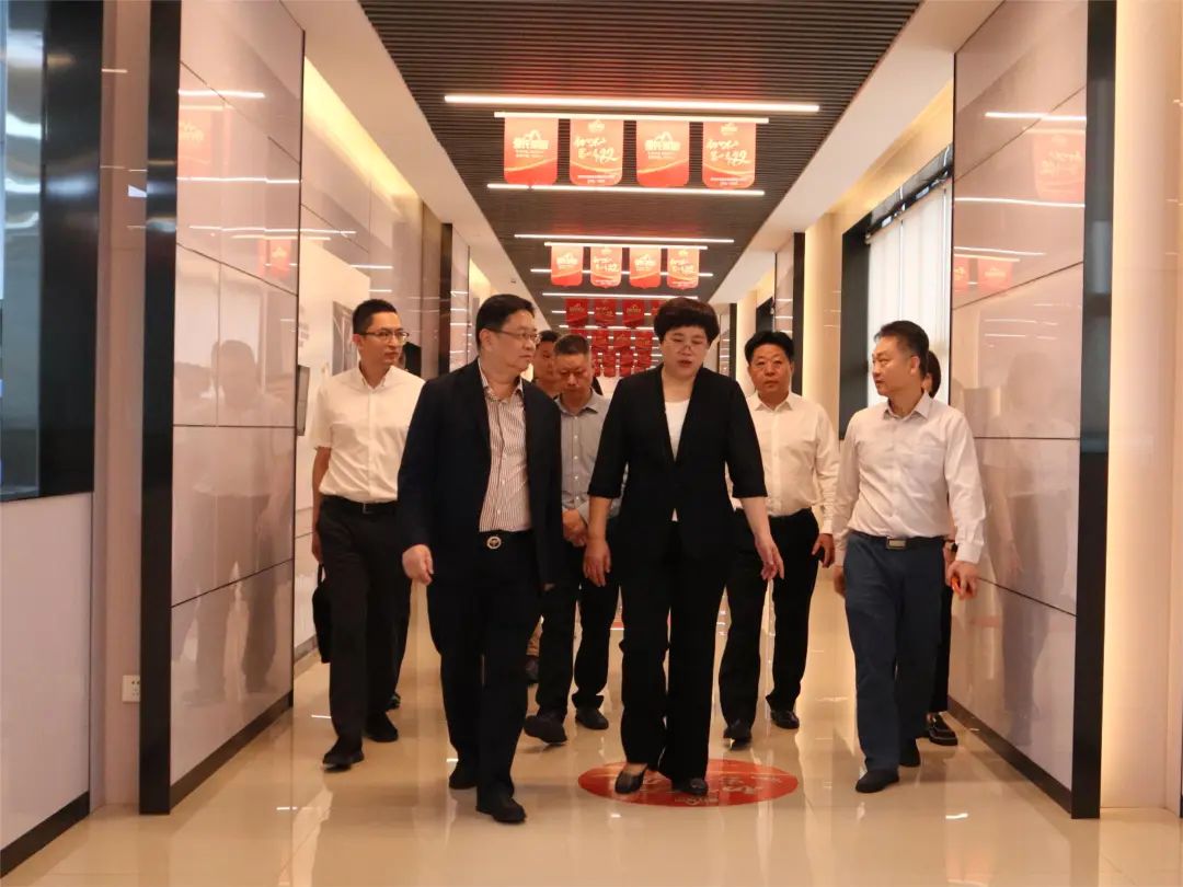 廣西南寧市委常委、統(tǒng)戰(zhàn)部部長、副市長張自英到訪皇氏集團(tuán)開展經(jīng)濟(jì)發(fā)展調(diào)研服務(wù)