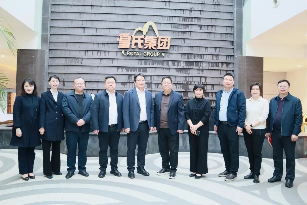 中國銀行廣西區(qū)分行副行長、南寧分行行長曹耀鋒到皇氏集團(tuán)調(diào)研指導(dǎo)
